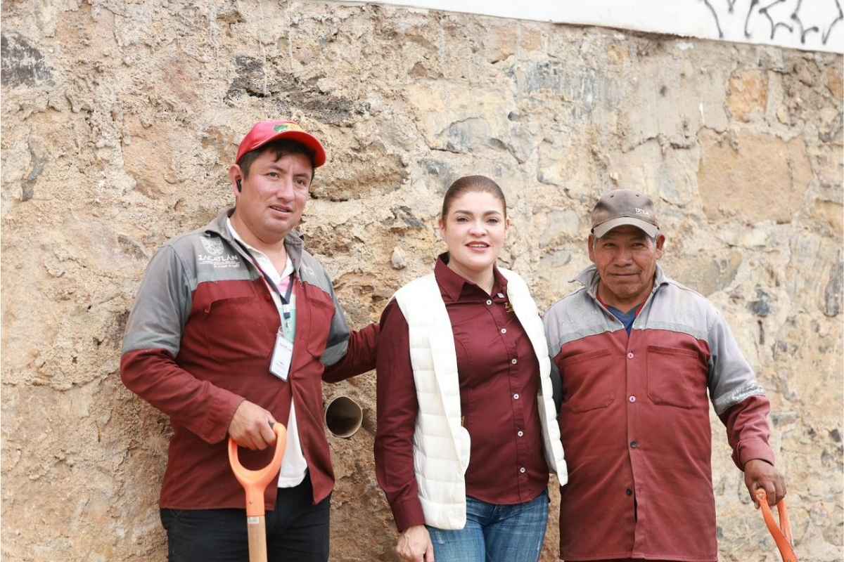 EscuelasDe10: Bety Sánchez entrega mobiliario al Centro Escolar de Zacatlán 3 EscuelasDe10- Bety Sánchez entrega mobiliario al Centro Escolar de Zacatlán