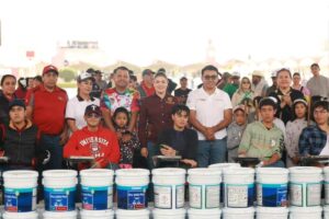 EscuelasDe10- Bety Sánchez entrega mobiliario al Centro Escolar de Zacatlán
