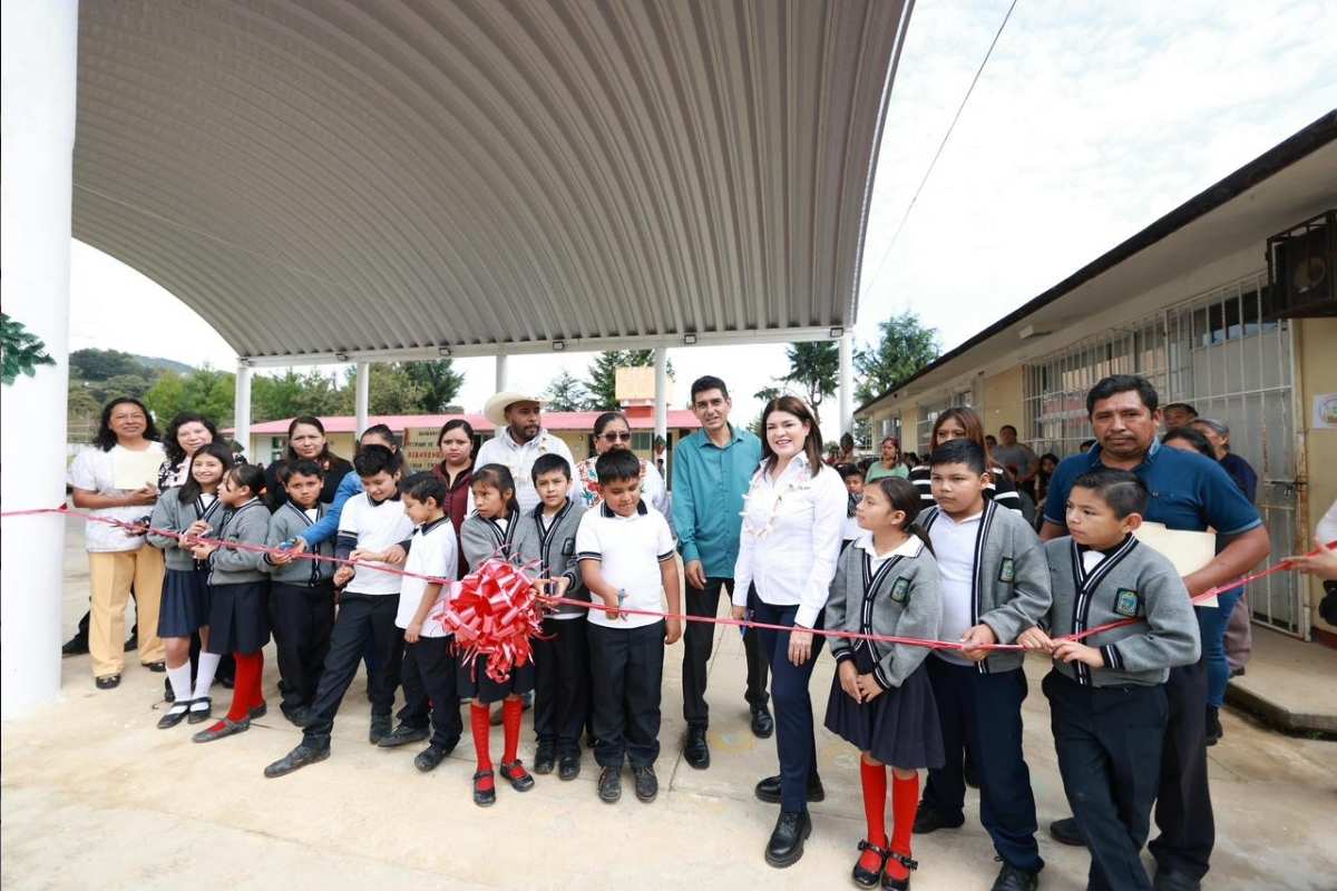 EscuelasDe10- Bety Sánchez inaugura techado de primaria e inicia pavimentación de calle