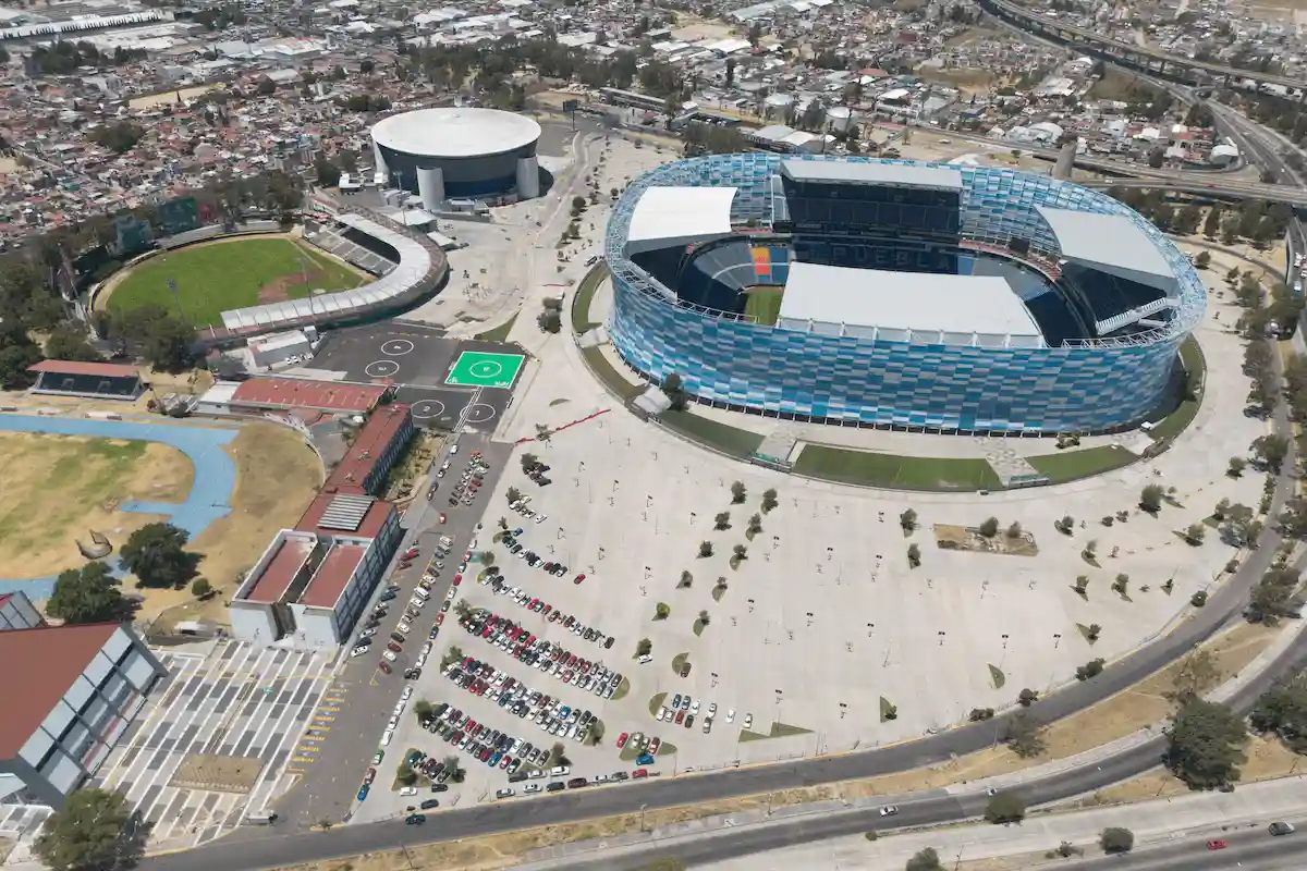 Estacionamiento de los estadios de Puebla es insuficiente caben 3 mil pero en eventos masivos son 10 mil
