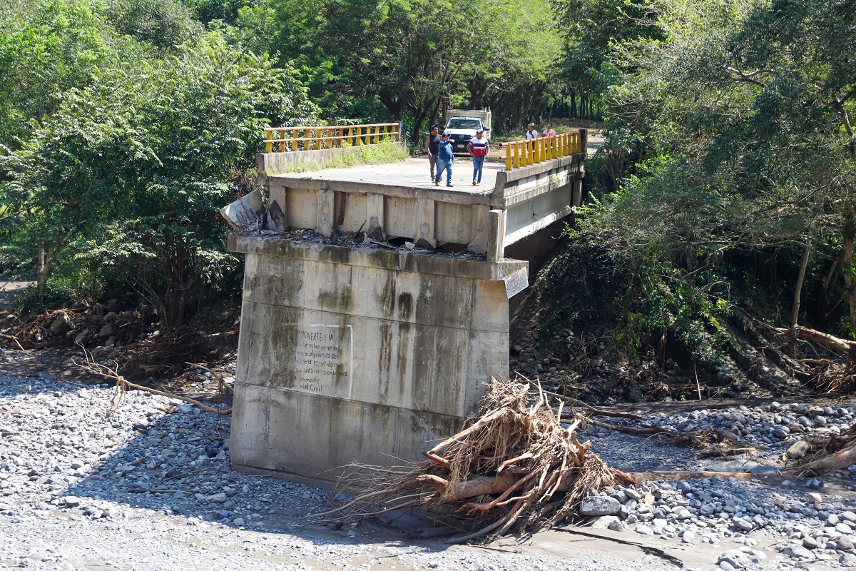 Gobierno federal y estatal reabren accesos a Tlacuilotepec; reconstruirán puente derribado por lluvias