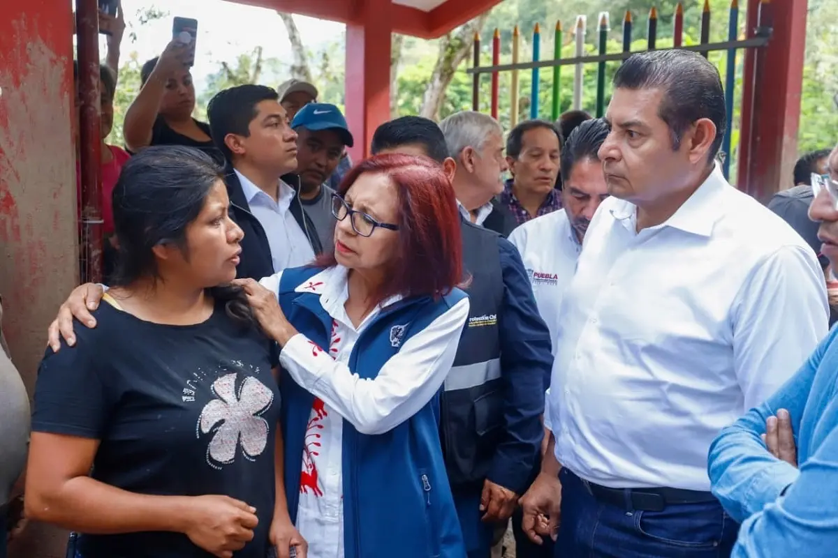 Gobierno federal y estatal restablecen caminos, entregan víveres y rehabilitan servicios en Pahuatlán