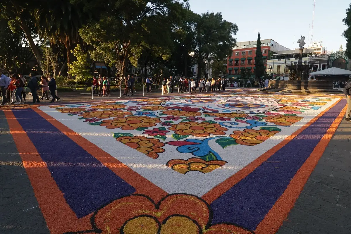 Inauguran tapete monumental en el Zócalo de Puebla: fue elaborado por 70 personas 4 Inauguran tapete monumental en el Zócalo de Puebla