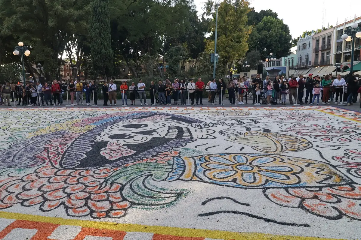 Inauguran tapete monumental en el Zócalo de Puebla