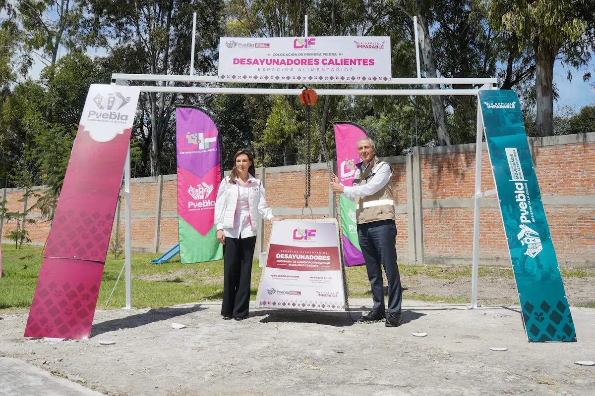 MariElise Budib y Pepe Chedraui colocan la primera piedra de desayunadores escolares transitorios