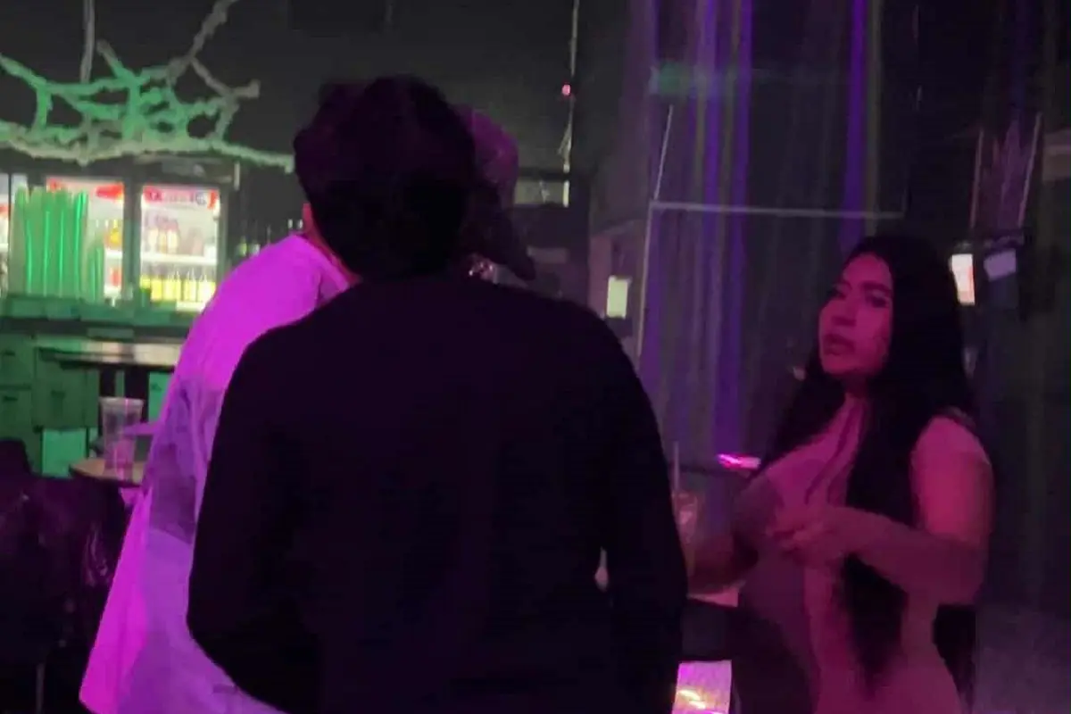 Mujeres drogan a jóvenes en el bar el Pre de la Juárez para robarles sus pertenencias