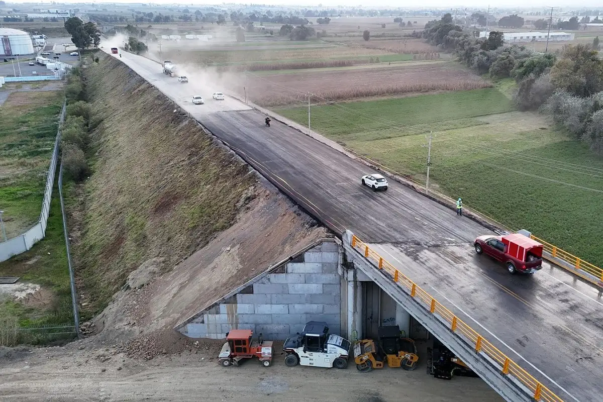 Reabren circulación en el Bulevar Aeropuerto en Huejotzingo tras reparación del socavón 2 Reabren circulación en el Bulevar Aeropuerto en Huejotzingo tras reparación del socavón