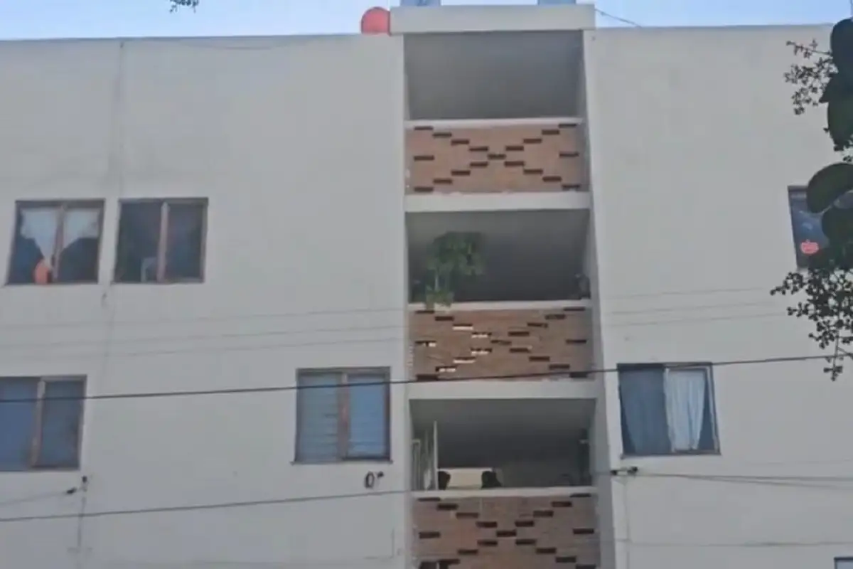 Rescatan a mujer que intentó lanzarse de un edificio en La Margarita para quitarse la vida 1 Rescatan a mujer que intentó quitarse la vida en La Margarita lanzándose de un edificio