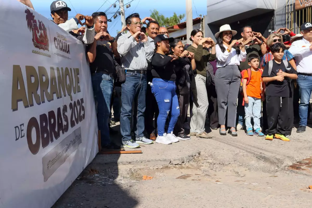 “Seguiremos dignificando las vialidades de todo San Pedro Cholula”: Tonantzin Fernández 6 Seguiremos dignificando las vialidades de todo San Pedro Cholula Tonantzin Fernandez 2