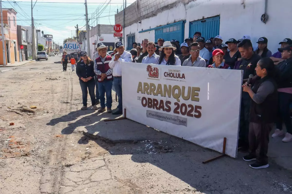 “Seguiremos dignificando las vialidades de todo San Pedro Cholula”: Tonantzin Fernández 8 Seguiremos dignificando las vialidades de todo San Pedro Cholula Tonantzin Fernandez 3