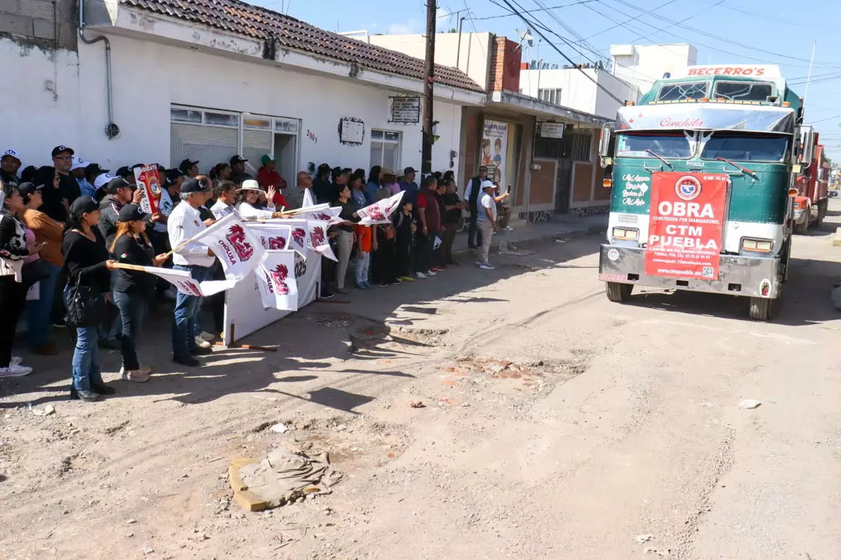 “Seguiremos dignificando las vialidades de todo San Pedro Cholula”: Tonantzin Fernández 9 Seguiremos dignificando las vialidades de todo San Pedro Cholula Tonantzin Fernandez 6
