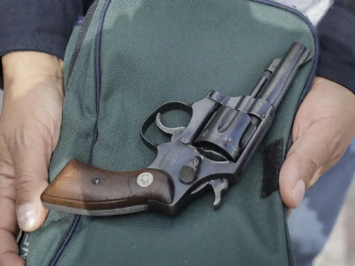 Adolescente de 13 años disparara a su madre en el rostro