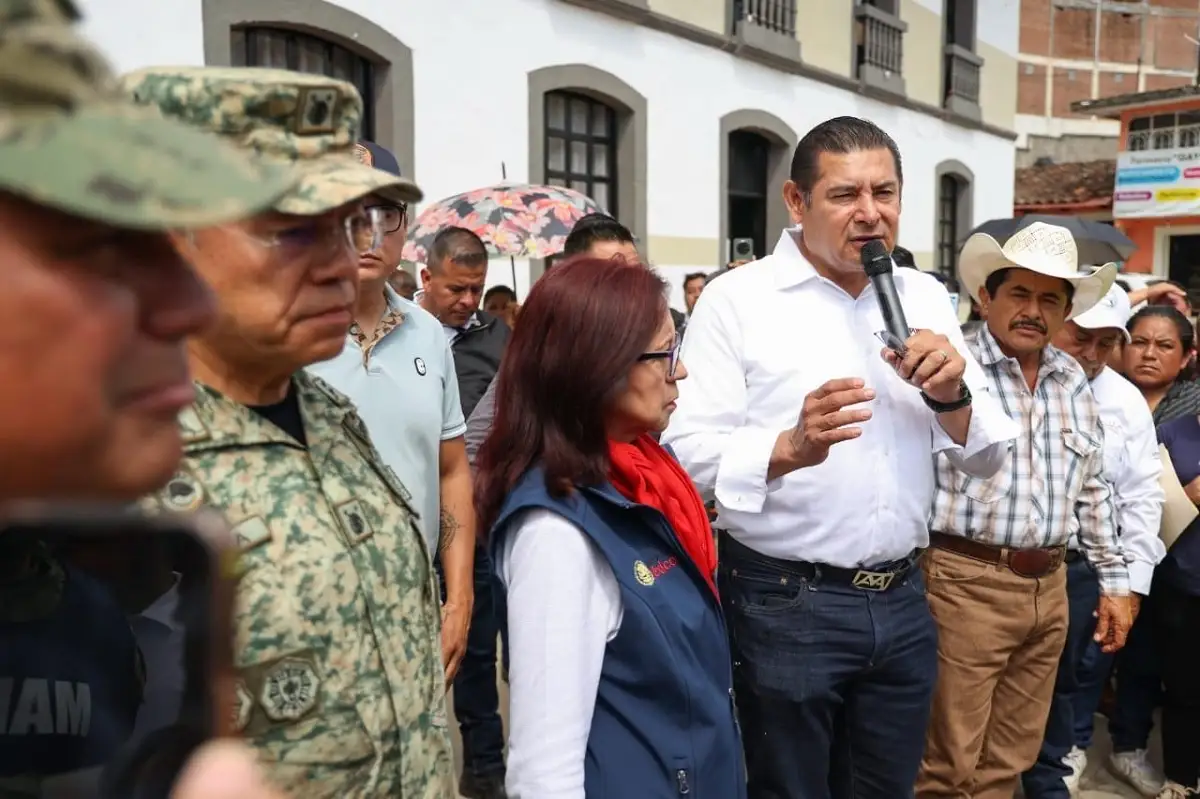 Gobernador Armenta se reúne con damnificados de la región de Tlacuilotepec