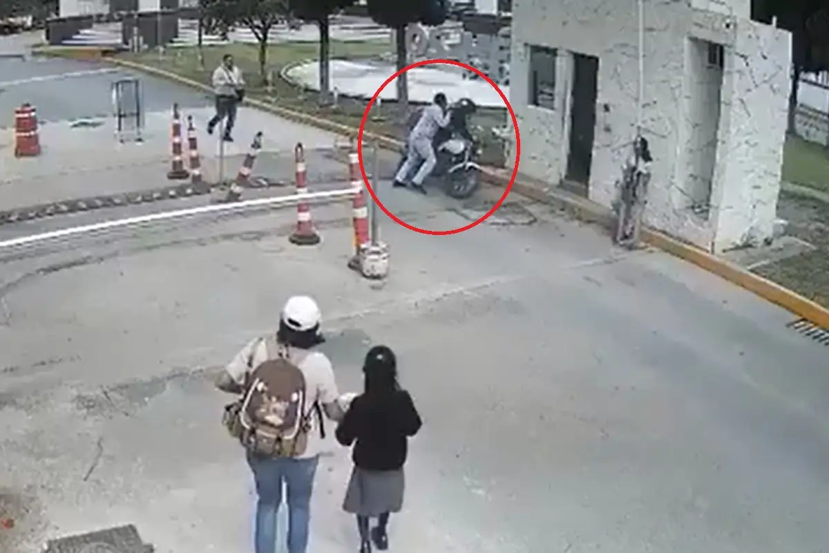 (VIDEO) Delincuentes armados asaltan a motociclista en la entrada de Los Héroes 1 Así asaltan a motociclista en Los Héroes