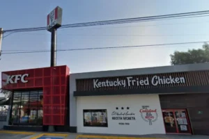 Delincuentes armados cometen asalto a KFC de la 25 Poniente