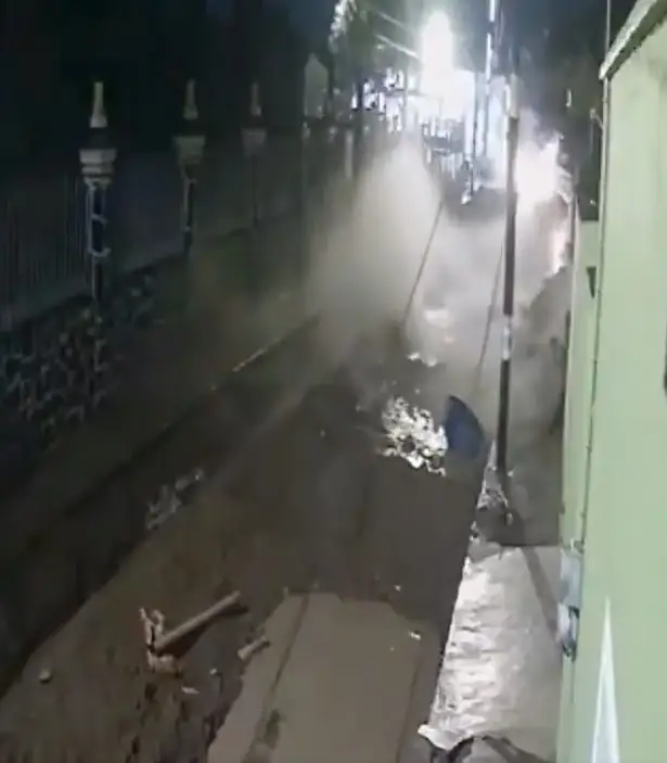 (VIDEO) Barda en San Pedro Cholula cae sobre una mujer tras fuertes lluvias