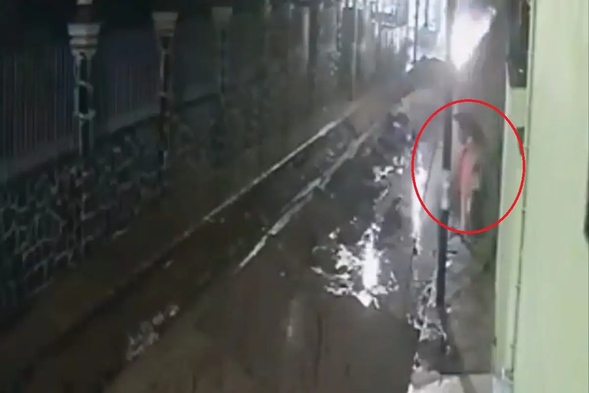 (VIDEO) Barda en San Pedro Cholula cae sobre una mujer tras fuertes lluvias