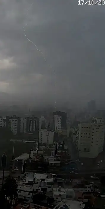 (VIDEO) Así cayó rayo en edificio de Puebla durante una fuerte lluvia
