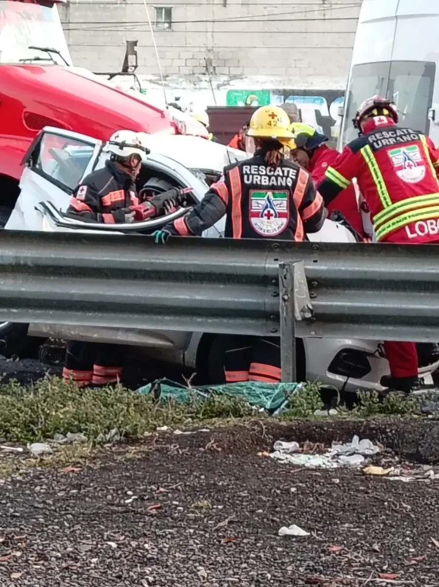 Choque múltiple deja prensado a un trabajador de Coca-Cola en la Puebla-Orizaba