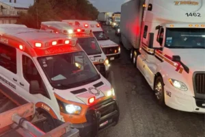 Choque múltiple deja prensado a un trabajador de Coca-Cola en la Puebla-Orizaba