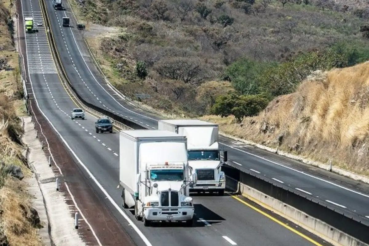 Delincuentes rompen vallas metálicas en la México-Orizaba para asaltar a conductores 2 delincuentes rompen vallas