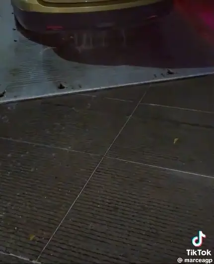 Coche se inunda en estacionamiento del Auditorio Metropolitano de Puebla