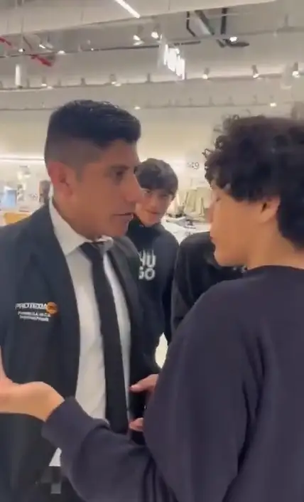 Guardia de seguridad de Galerías Serdán agrede a jóvenes