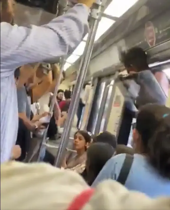 Hombre se cuelga de una venta del tren ligero de Guadalajara 