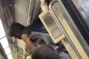 Hombre se cuelga de una venta del tren ligero de Guadalajara