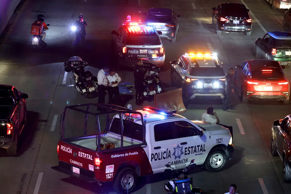 joven se arroja de un puente peatonal en la Vía Atlixcáyotl y pierde la vida