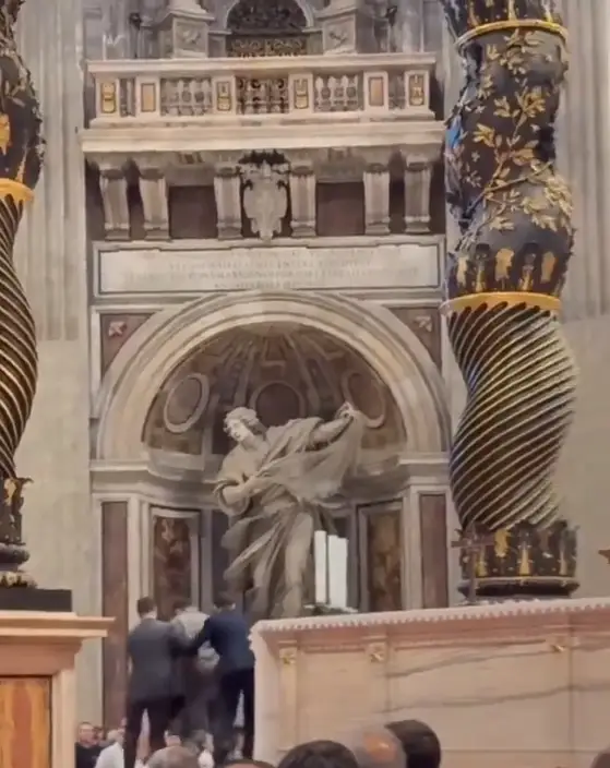 Hombre orinó altar de la basílica de San Pedro