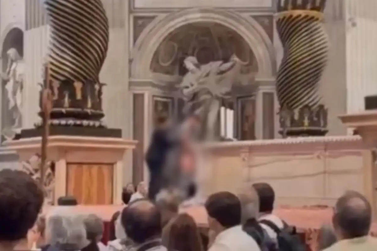 Hombre orinó altar de la basílica de San Pedro