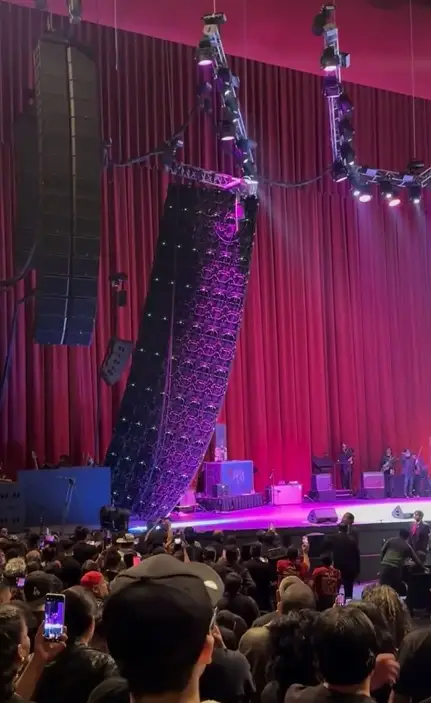Pantalla del Auditorio Nacional se cae en pleno concierto de Alex Lora