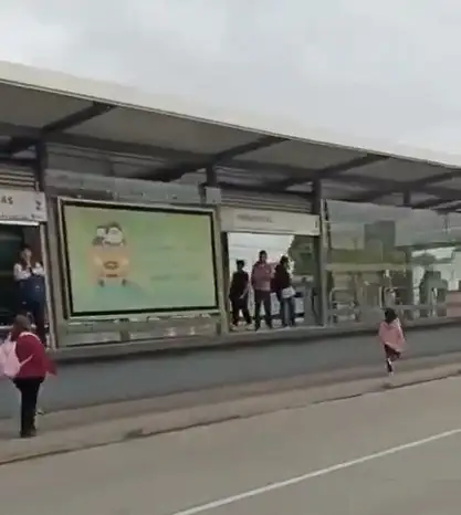 Cruzan imprudentemente para llegar al paradero de RUTA de Torrecillas