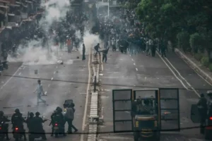 Protestas en Perú dejan un muerto y más de 100 heridos