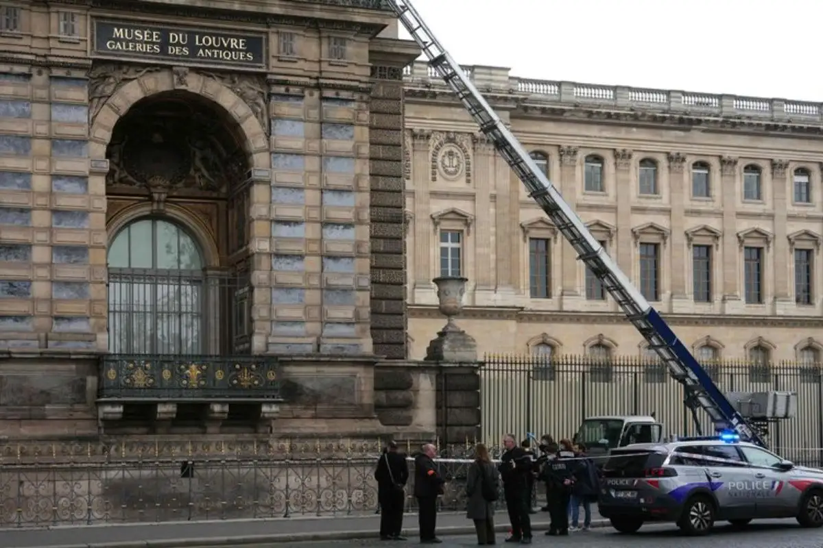 (VIDEO) Así fue el robo al Museo del Louvre; sustrajeron joyas históricas 1 (VIDEO) Así fue el robo al Museo del Louvre; sustrajeron joyas históricas