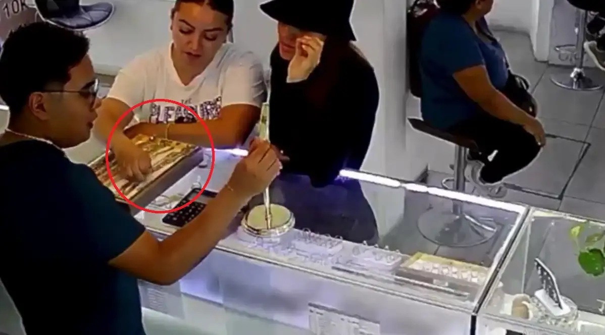 En robo en el Centro Joyero de Puebla se llevan cadena de oro