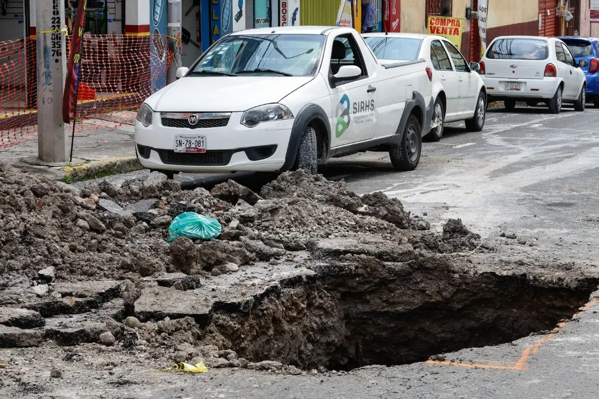 En la Romero Vargas hay 7 de 11 socavones formados en Puebla: Secretaría de Movilidad e Infraestructura 3 En la Romero Vargas están los socavones más grandes de Puebla