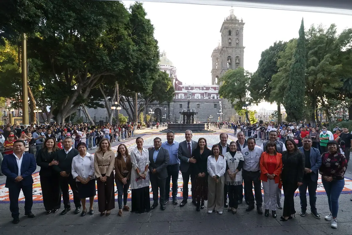 Inauguran tapete monumental en el Zócalo de Puebla