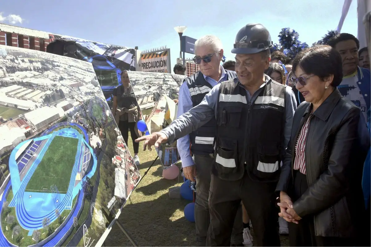 Lilia Cedillo coloca primera piedra de pista de tartán y campo traviesa en la prepa Alfonso Calderón