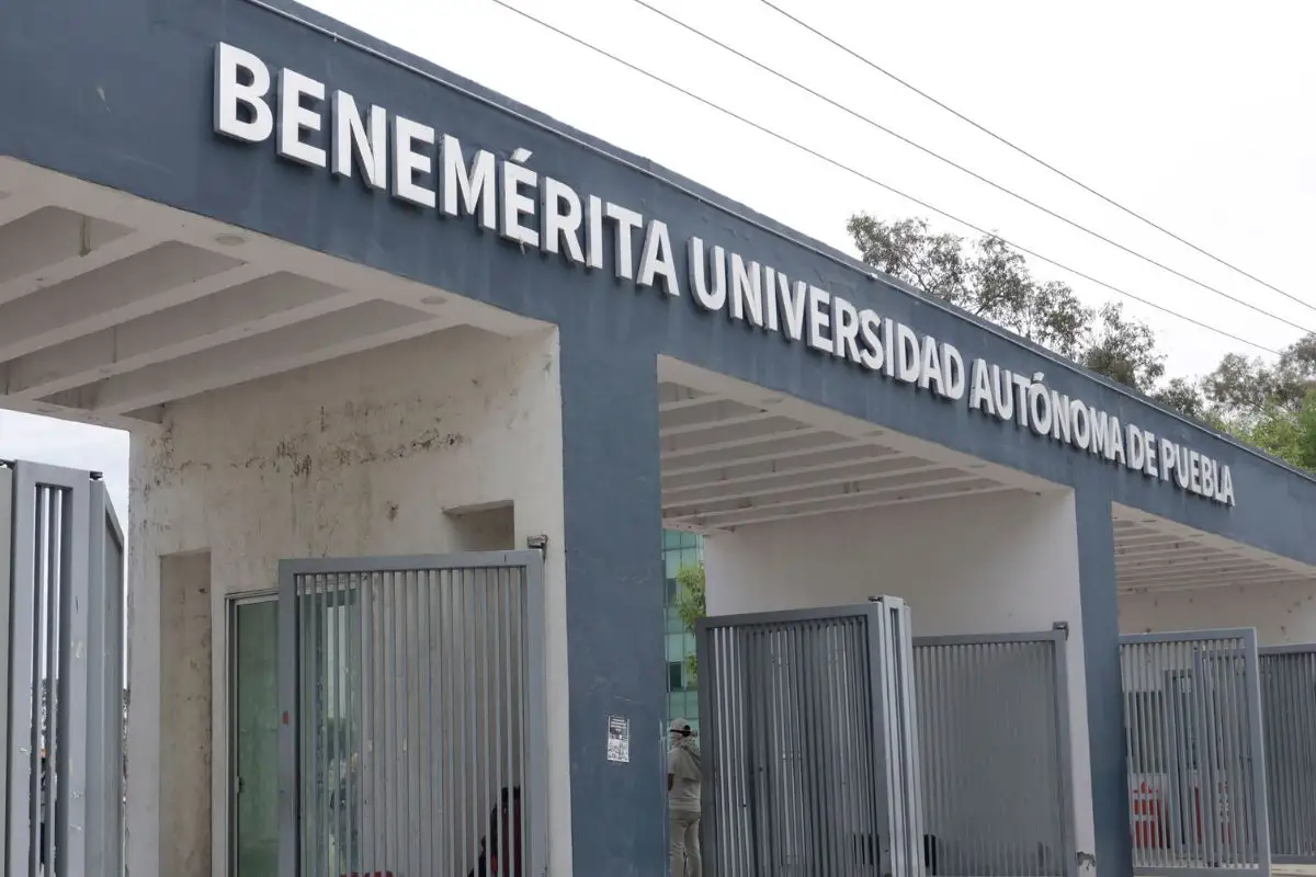 Activan protocolos de seguridad por posible tiroteo en Computación de la BUAP