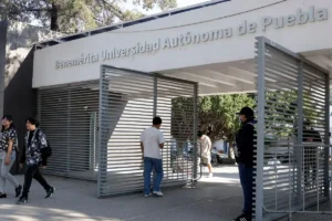 Activan protocolos de seguridad por posible tiroteo en Computación de la BUAP