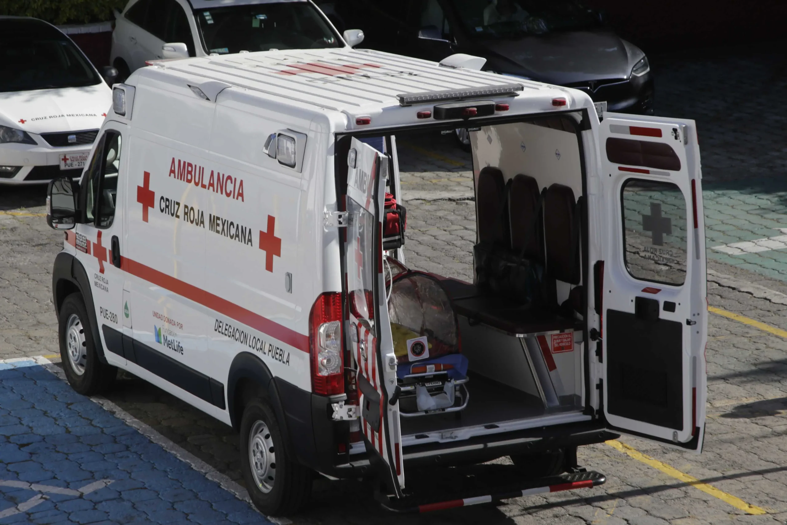 Trasladan pacientes de hospitales inundados de Puebla