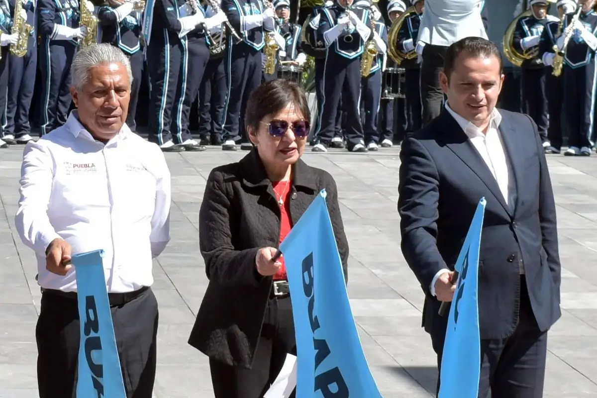 camiones con víveres donados por la comunidad universitaria