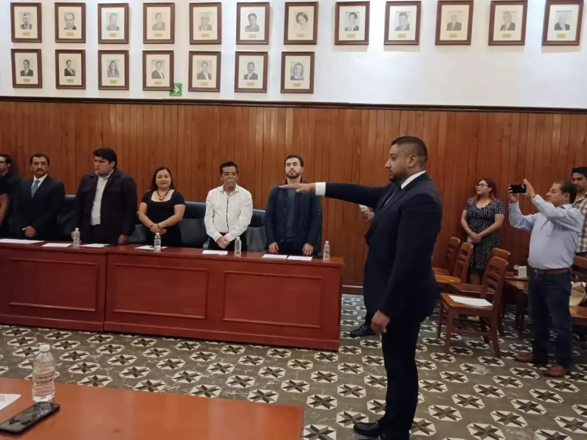 José Alexis Domínguez rindió protesta en octubre como síndico municipal ante el Cabildo de San Pedro Cholula en sustitución de Iván Cuautle Minutti.