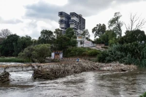Antorcha campesina tira escombros al Río Atoyac, revela Armenta