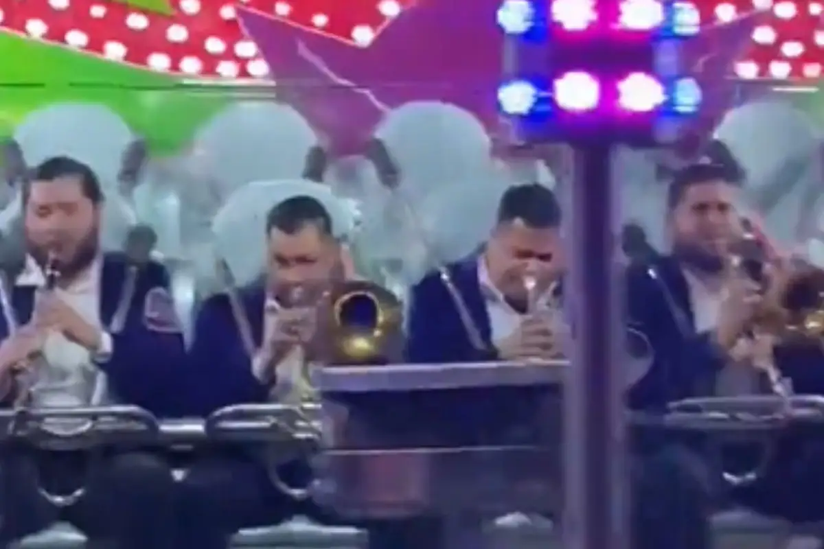 Banda sinaloense toca en juego mecánico en Hidalgo