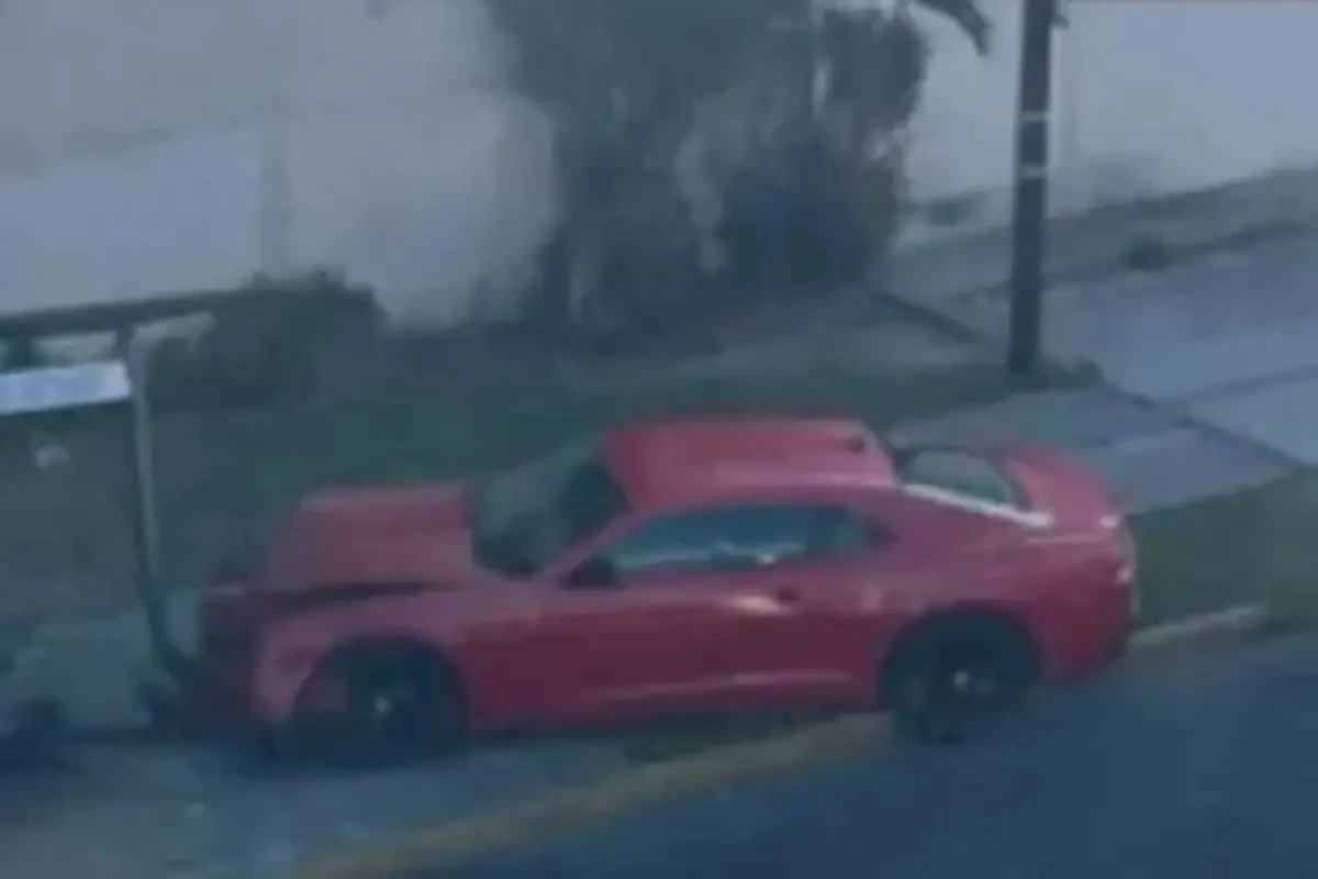 Camaro choca en el bulevar Hermanos Serdán