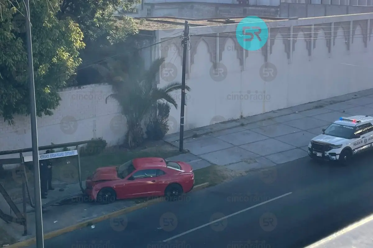 Camaro choca en el bulevar Hermanos Serdán