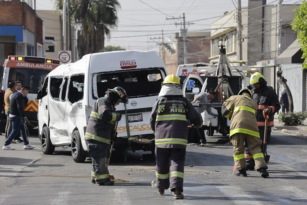 Choque en el Centro Histórico de Puebla deja seis lesionados y una ruta volcada